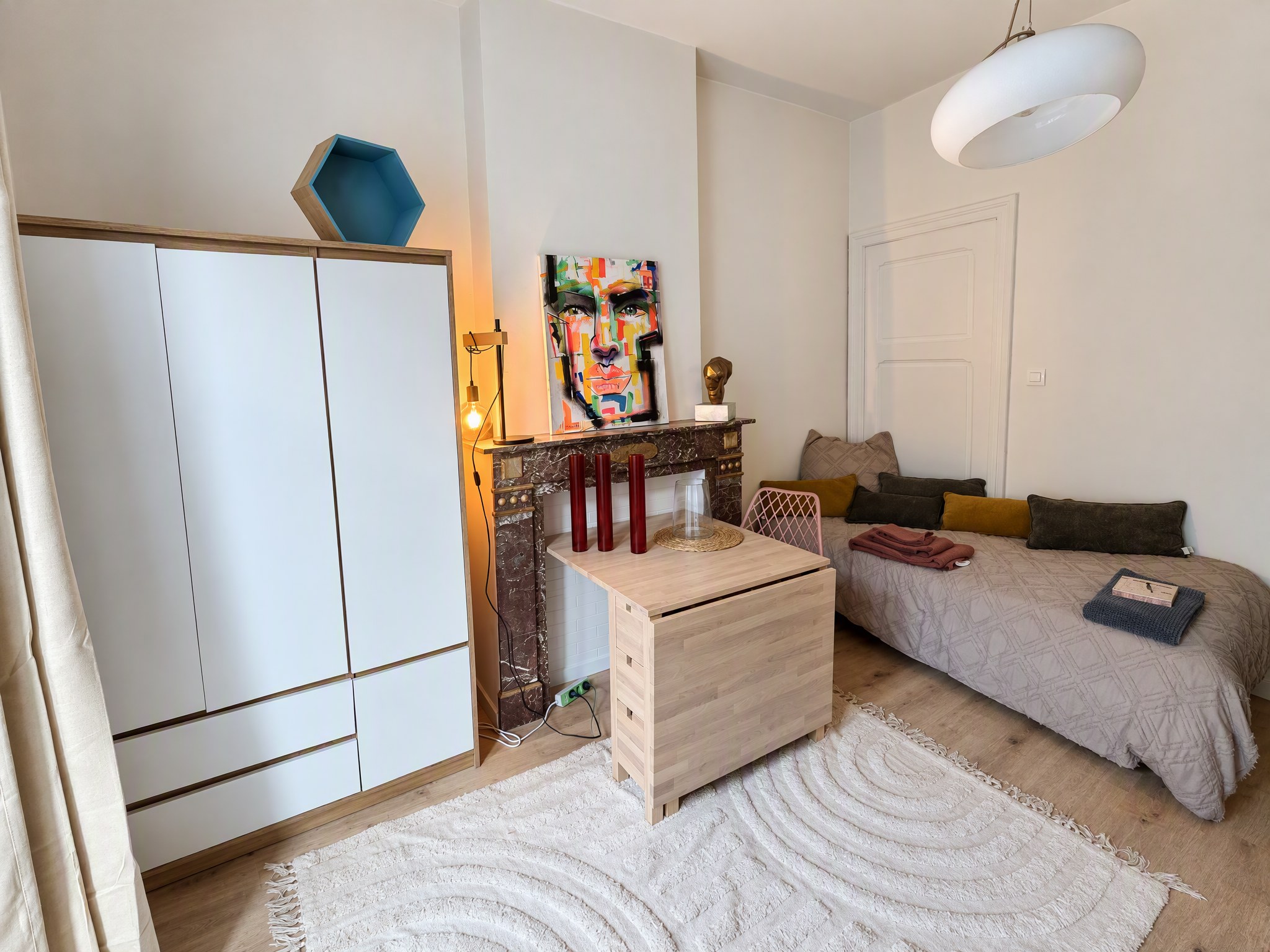 Chambre 1 · Vue d’ensemble, lit et armoire blanche