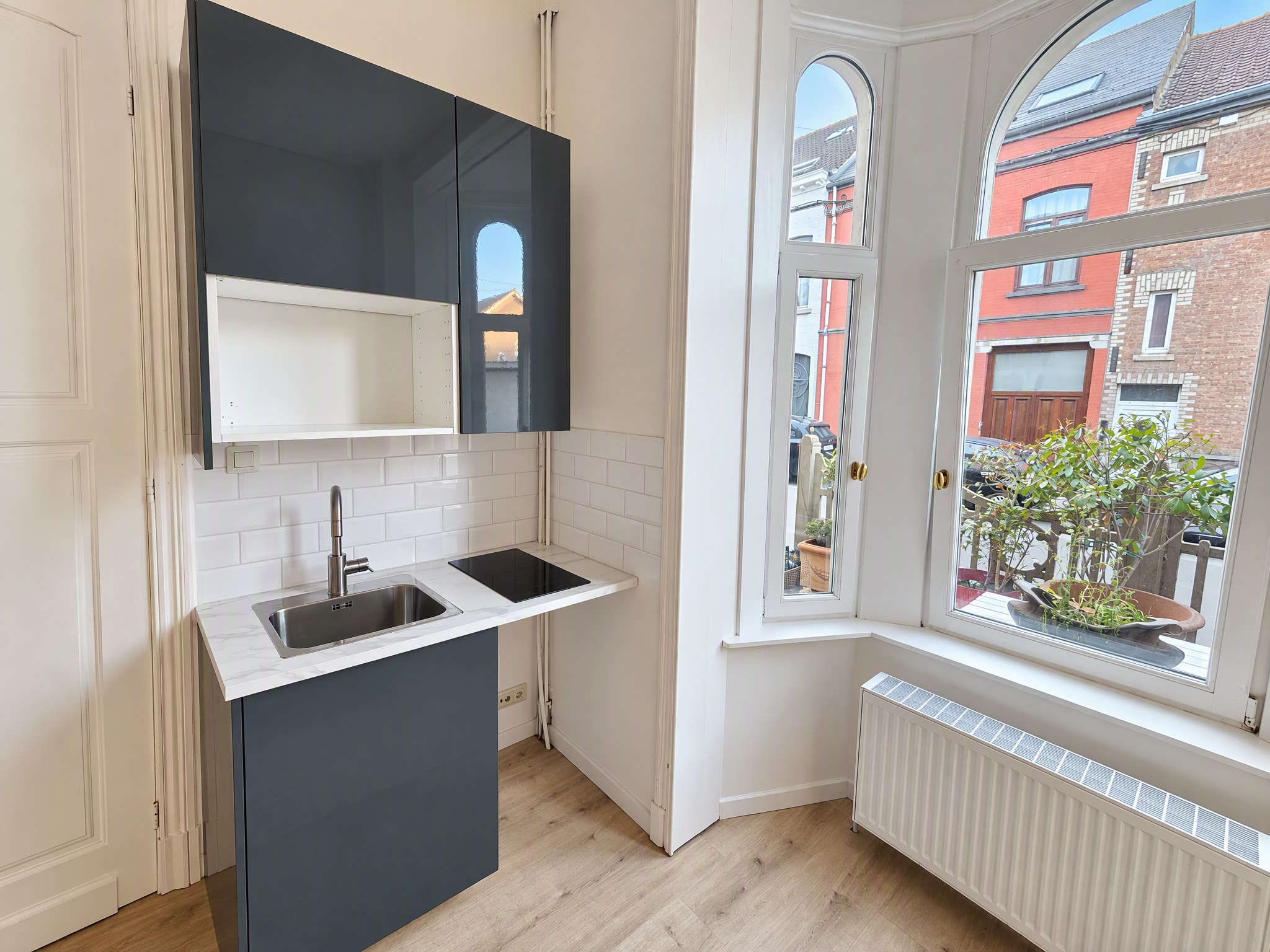Chambre 1 · Kitchenette et fenêtre