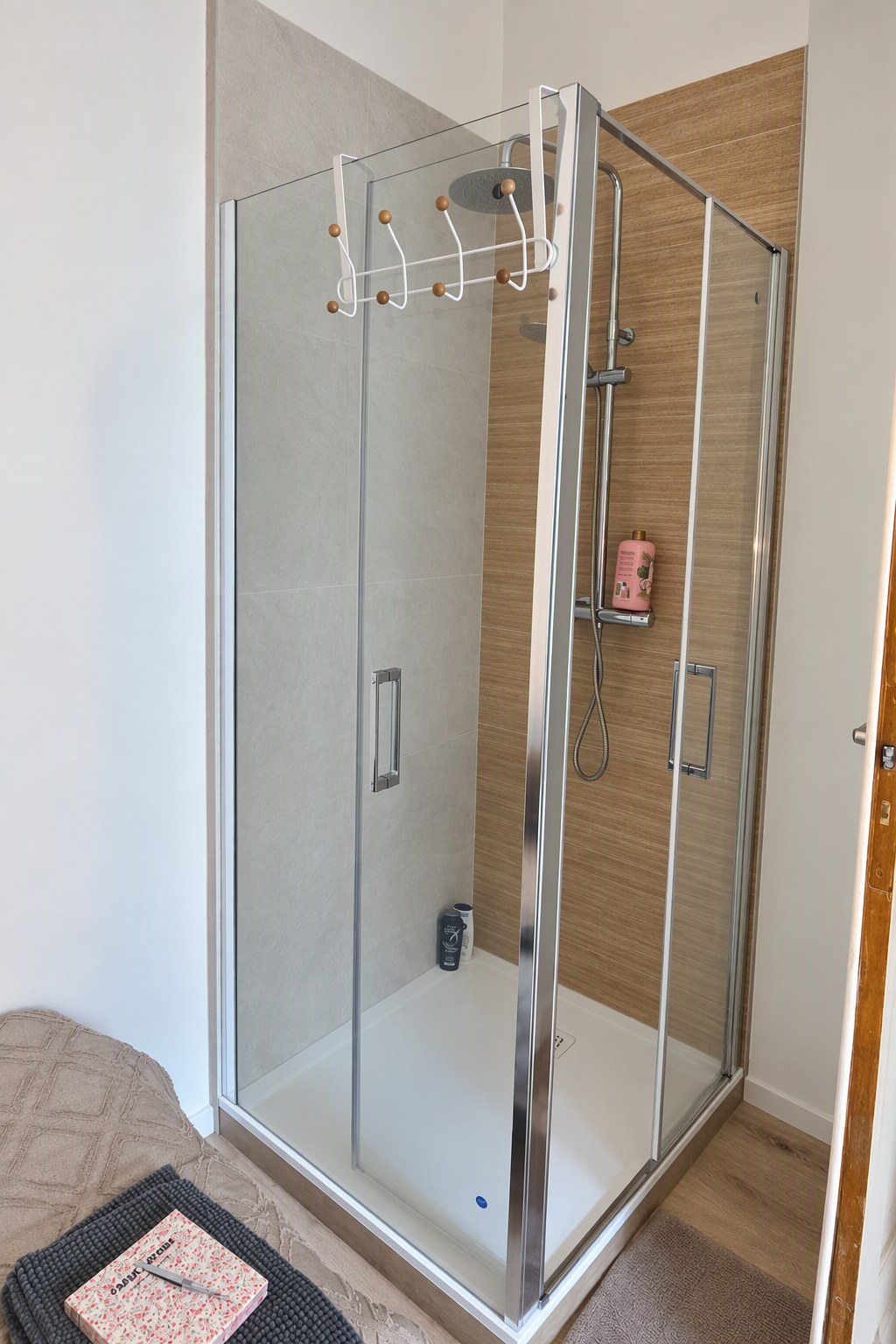 Chambre 1 · Douche privative à cadre argenté